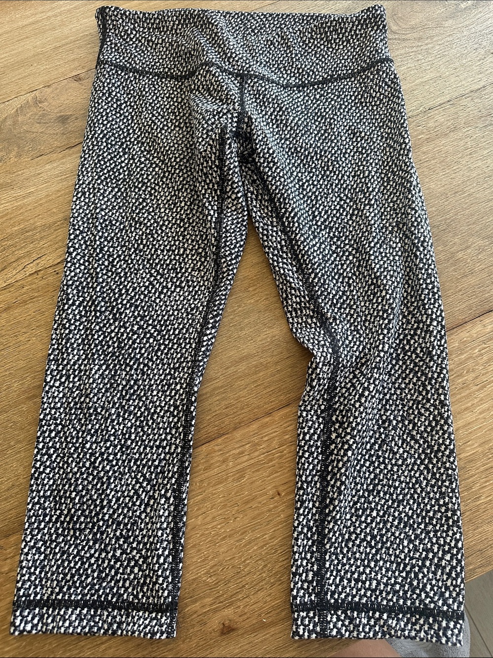 Lululemon patterned black white and gray Capri pants size 10